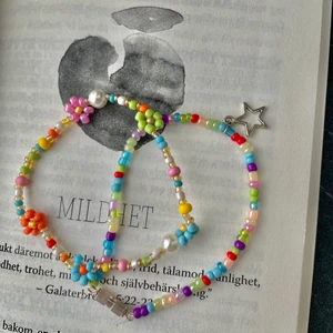 Armband💗 - Två jätte fina armband  tyvärr är de förstora för mig, jag är ca 13 till 14 cm.Det armbandetmed en stjärna på är ca 18 cm och den andra är ca 16 cm. Om man inte vet vilken storlek man har kan man ta en tråd och mäta runt handleden💗OBS tryck inte på köp nu