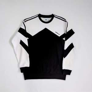Fresh och stilren svart & vit Adidas Original.  Skick 9/10. Storlek M. Material- 70% Polyester, 30% Bomull. # Märkeskläder 
