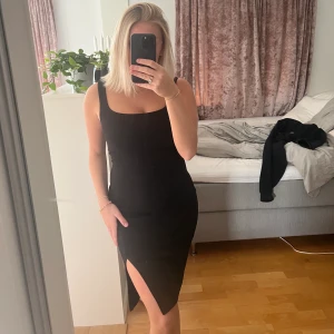 Svart klänning - Säljer denna supersnygga klänningen då den inte kommer till användning! Den har en superfin slits ifram, som ny! 🖤