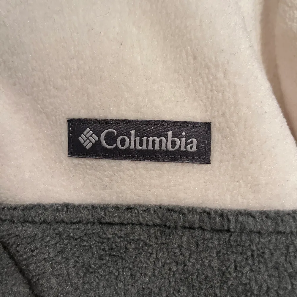 Snygg & skön tröja från columbia, använd fåtal gånger! Perfekt till hösten/vintern . Tröjor & Koftor.