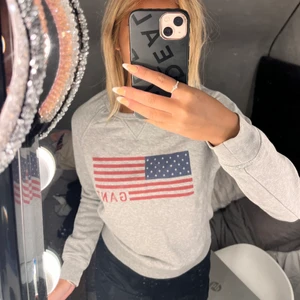 Sweatshirt gant  - En snygg sweatshirt från gant. Storlek xxs men skulle säga med att den är S. Tröjan är i bra skick