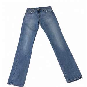 Vintage Lévis jeans köpta i Frankrike i storlek s. Säljer pga för stora för mig. Har ett litet hål nära skrevet skriv för bild