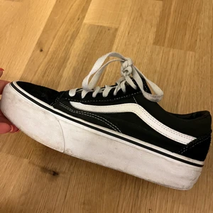 Vans med platå  - Säljer nu mina vans i storlek 37, ena skon har lite märken på men annars är dom hela!