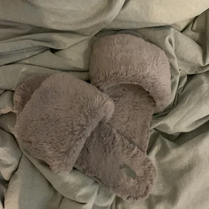 Tofflor - Tofflor från skims, typ aldrig använda. Storlek 38. Köp inte med ”köp nu.”