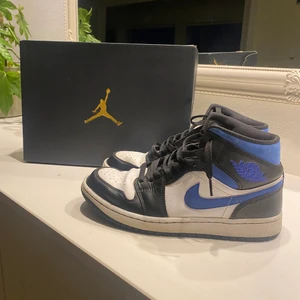 Jordan 1 mid - Säljer mina fina jordans. Dem är använda me fortfarande i fint skick. Köpta på kicksnstuff i Göteborg. Boxen följer med och kvitto finns även🙂