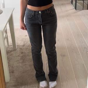 Jätte snygga lågmidjade jeans från Zara med slits längst ner. Storleken är 38 men passar mig som vanligtvis har 36/34. Nästan aldrig använda🤍