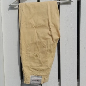 Gula byxor - Snygga highwaist, straight gula byxor u fint skick. Mammas gammla 😍 lite för små för mig tyvärr