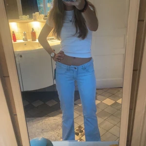 lågmidjade jeans - säljer dessa så snygga och sköna lågmidjade jeansen som är helt nya med lappar på, säljer eftersom jag råka köpa två par! dom är ljusblåa och bootcut🫶🏼 dom är i storlek 40 men passar mig som har 36,38 för hm har små storlekar❤️ jag är 170