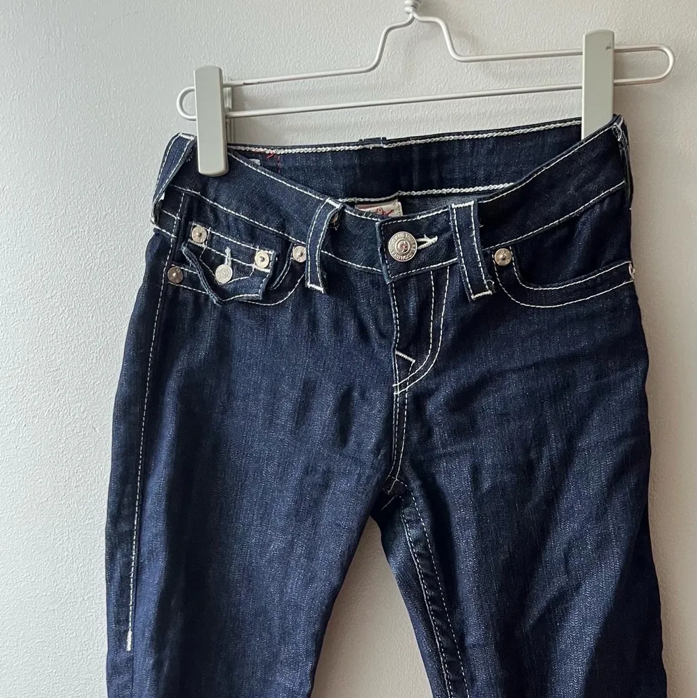 Mörkblåa med vita sömmar. Tidlösa jeans.. Jeans & Byxor.