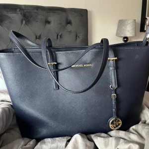 Micheal kors tote L (navy blue) - Nytt skick, digitalt kvitto finns. Färgen är Navy blue och storleken är Large 