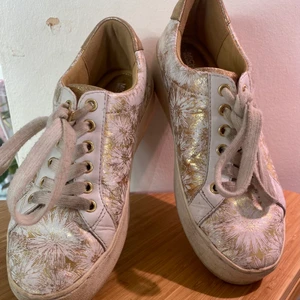 Blommiga skor michel kors strl 36  - Guld Blommiga skor michel kors andvända en del  då de är väldigt sköna😁 