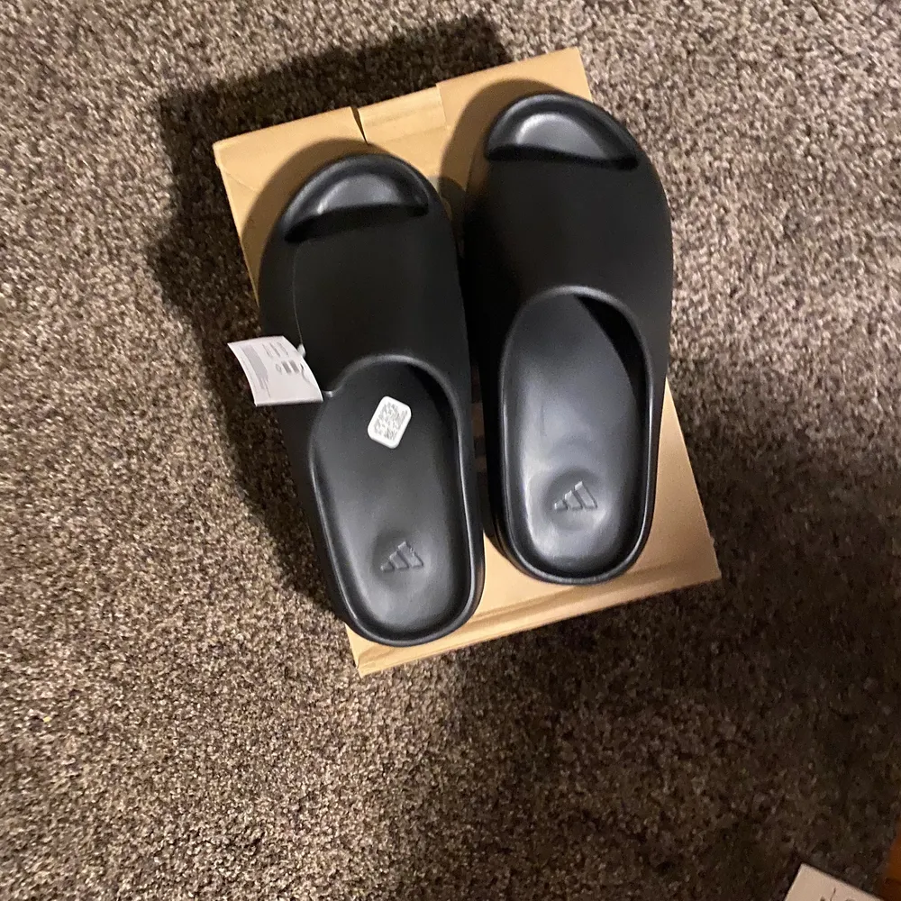 !REPLICAS! Untouched Yeezy slides, very comfterable and are true to size. . Skor.