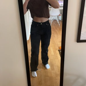 Svarta jeans Gina  - Jag säljer dessa svarta jeans från Gina i storlek 36. De har endast kommit till användning 1-2 ggr då de är lite förstora för mig. Så de är i väldigt fint skick. Jag är 167cm och på mig är de långa.🌸 Hör av er vid mer frågor.💕 