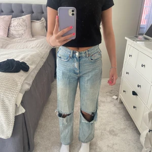 Ginatricot jeans  - Säljer dom här Gina jeansen jag köpt för snaka länge sen, använt ganska många gånger men endå bra skick. Kontakta mig om du är intresserad ❤️