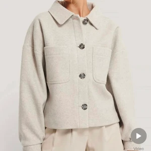 Kappa - Super fin slutsåld kappa ifrån NA-KD perfekt nu till hösten. Köpt förrra hösten för 900kr, den är något noppig och har en lite fläck på höger under arm därav pris (kan självklart skicka bild).❤️❤️