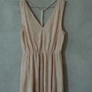 Spetsklänning coral/peach  - Peach/coral, söt klänning. Går till lite halva låret på mig typ. Passar S och M bäst. 