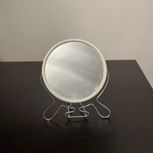 Spegel  - Enkel liten spegel som har en normal framsida och en som zomar in mer. Spegeln gör jag ren innan jag fraktar såklart.