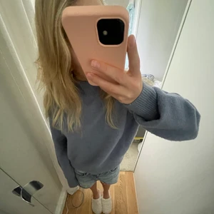 Stickad tröja  - En superfin blå stickad tröja ifrån Other Stories! Den är i superfint skick och nästan helt oanvänd 💘