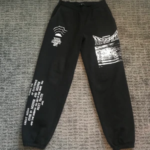 Total Luxury Spa Joggers - Total Luxury Joggers i storlek Medium men passar small Skick=8/10. Nypris 1200kr. Tar EJ köp via KÖP NU funktionen.