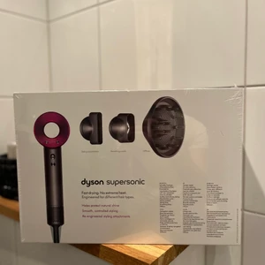 Dyson supersonic  - Helt ny, fortfarande inplastat!  Munstyckena du ser på bilden ingår (såklart att köpa till andra typer av munstyckenk) Munstycket som ingår:  Styling concentrator Smoothing mozzarella Diffuser   kom gärna med förslag på pris! 😇 