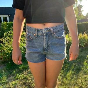Gina tricot jeansshorts  - Ett par oanvända jeansshorts med lapp kvar från Gina tricot. Storlek 32.