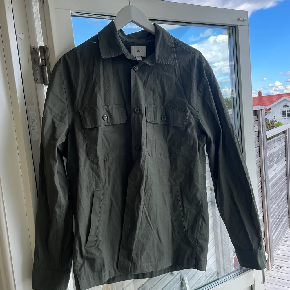 Grön overshirt från hm  Storlek s  Köparen betalar frakt!. Jackor.