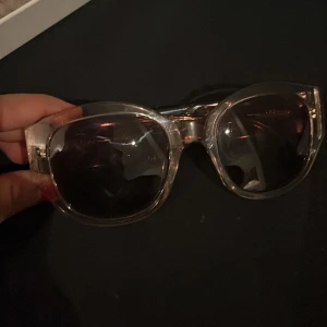 Carin Wester Solglasögon - Dessa snygga solglasögon är från carin wester och är helt slutsålda och är rosa.