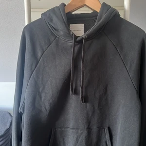 A DAY’S MARCH Hoodie  - Mörk grön A DAY’S MARCH hoddie. Storlek XL men sitter som en L. Butikspris 895, säljer för 399