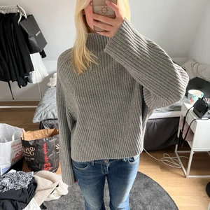 grå stickad polotröja hm - helt oanvänd med prislappen kvar, grå stickad polotröja från hm!