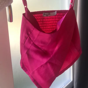 Topp NAKD - Storlek 36. Säljes pga för liten för mig. Frakt tillkommer!