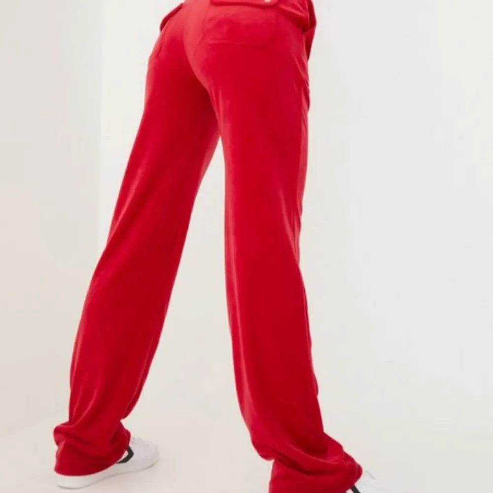 Hej jag söker ett par röda juicy couture byxor i storlek xs. Priset ska vara mellan 300-700kr. Skriv om du kan sälja och priset kan diskuteras.. Jeans & Byxor.