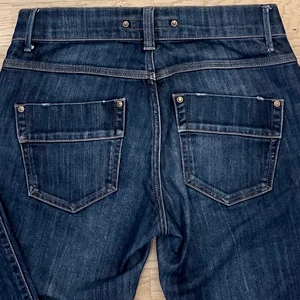 Lågmidjade jeans - Skit snygga lågmidjade bootcut jeans! Stl 42, men passar mig som brukar ha 36/38. Priset kan diskuteras!❤️