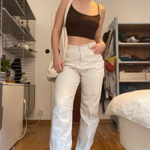Beige/vita väldigt mjuka lite baggy jeans. Köpta från Nelly för något år sedan och knappt använda. 🌻  Lite skrynkliga på bilden för att jag inte använt dem på länge😁