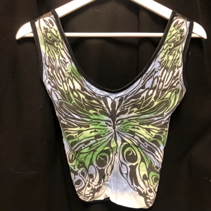 Y2k butterfly-top, mesh back, strl L - Glittrig fjäril topp i bra skick, sällan använd, från märket Morgan. Köparen står för frakt. Bara att dm:a vid frågor❤️