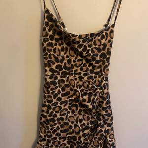 Söt leopardmönstrad klänning 