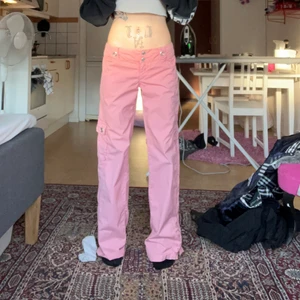 Dolce & gabbana cargo - Säljer nu mina älskade vintage d&g rosa cargos 😭😭😭😭😭 jättefina 😭 tyvärr liten missfärgning längst ned på bakbenen då dom dragit i maken. Kan skicka bild! Annars extremt bra skick. Äkta, tidigare köpt second hand för 1200kr. 💕 är 166, för referens.