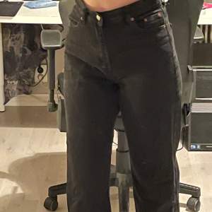 Jeans från Nelly.com, säljer pågrund av för stora jag är 170cm.💕jätte bra skick knappt använda 39kr frakt❤️