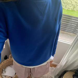 Superfin marinblå polo tröja som är köpt för ungefär 700 och säljer för 350.💙