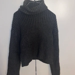 Stickad tröja  - Säljer denna fina stickade tröja med polokrage, från Bikbok:) Jätte bra skick, använd ett fåtal gånger! (den är mörkgrön/mörkgrå) storleken är xs-m