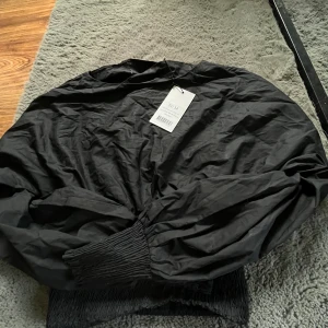 Svart blus  - Oanvänd svart blus från Nakd