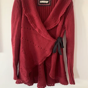 Stickad kofta - Stickad kofta ifrån Bondelid med knyte i midjan