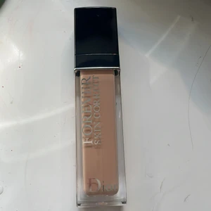 Dior concealer  - Aldrig använd concealer. Färg 1cr. Säljer den eftersom det inte är min färg. Original pris : 380kr budar från 150kr  Gratis frakt