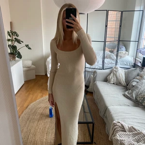 Stickad klänning NAKD - Superfin!! Klänning från nakd i stickat. Säljer pga inte kommit till användning. Säljs inte längre på hemsidan. köpare betalar frakt❤️ skriv om du vill köpa! Bud: 450!! Avslutar ikv 18!!