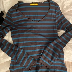 Långärmad randig tröja! - Säljer min jättefina blå/brun randiga tröja eftersom den inte kommer till användning! DMa om köp direkt för 150kr