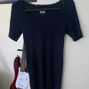 Blå spets tröja  - En super sött blå spets tröja. Det står att den är large men jag på bilden är en storlek S. Inga störe defekter. Skriv om du har några frågor eller vill ha fler bilder. <3