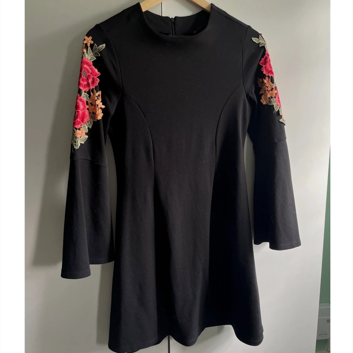 Klänning med broderade ärmar