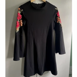 Klänning med broderade ärmar - Från indiska strl S. Endast använd någon enstaka gång.