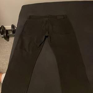 Svarta jeans från lager i storlek W33 L30