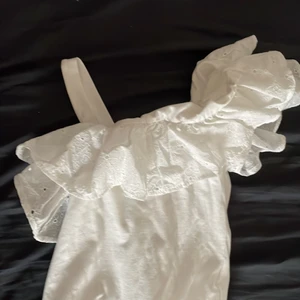 Zara body - En body från zara i storlek 13-14år har aldrig använt och läppen sitter kvar kan inte lämnat tillbaka den då de gott för lång tid sedan de var sista Dagen att lämna tillbaka så därför säljer jag den för 119kr istället för 159kr + frakt 66kr spårbart 