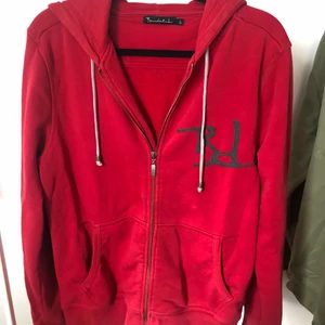 Röd Vintage Hoodie/Sweatshirt  - Storlek L passar M Vintage röd hoodie säljer billigt då jag it använder den längre